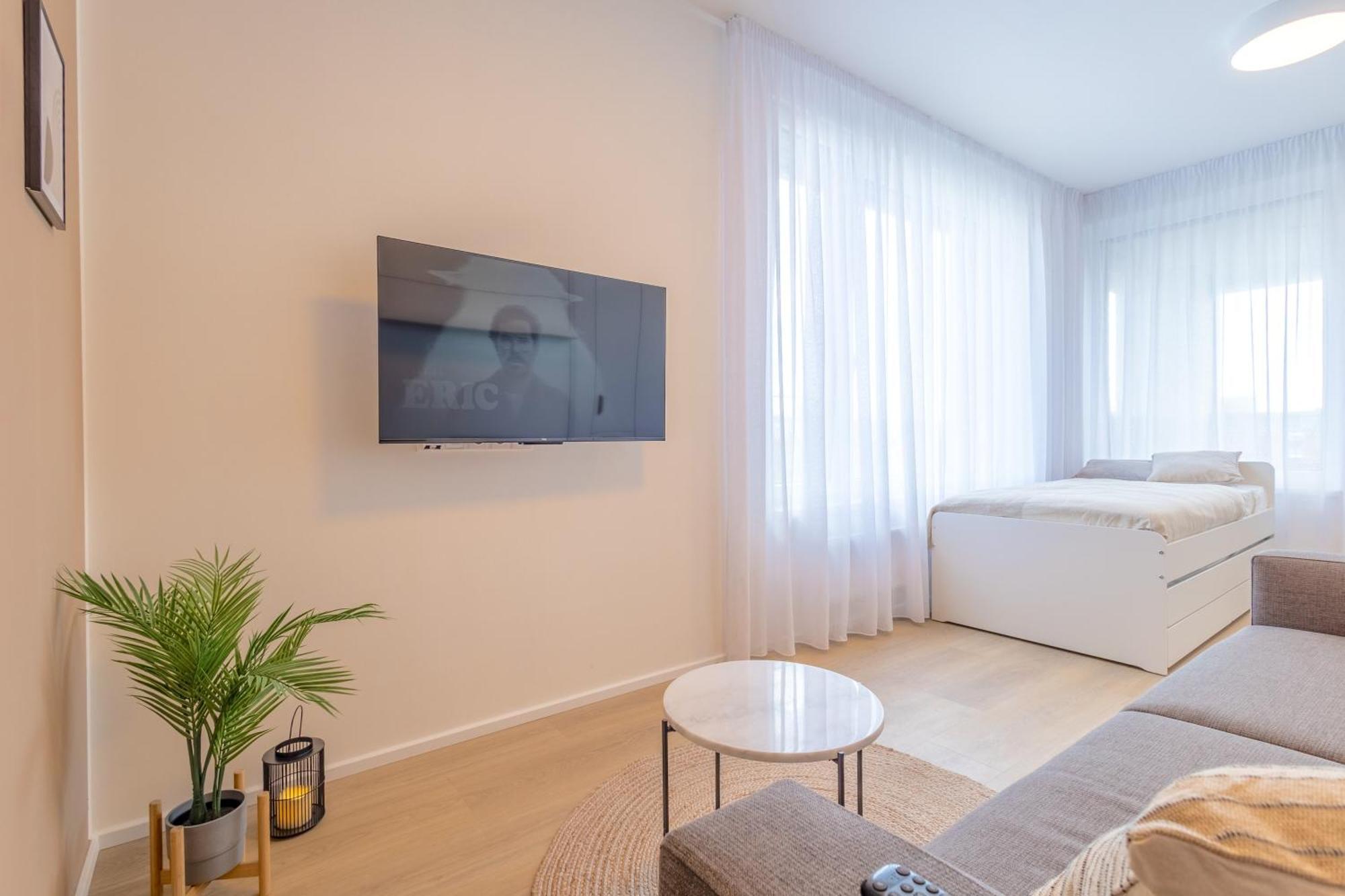 Bright 2Br - 8Th Floor, Balcony, Free Parking - By Gravity Prague Apartment Luaran gambar