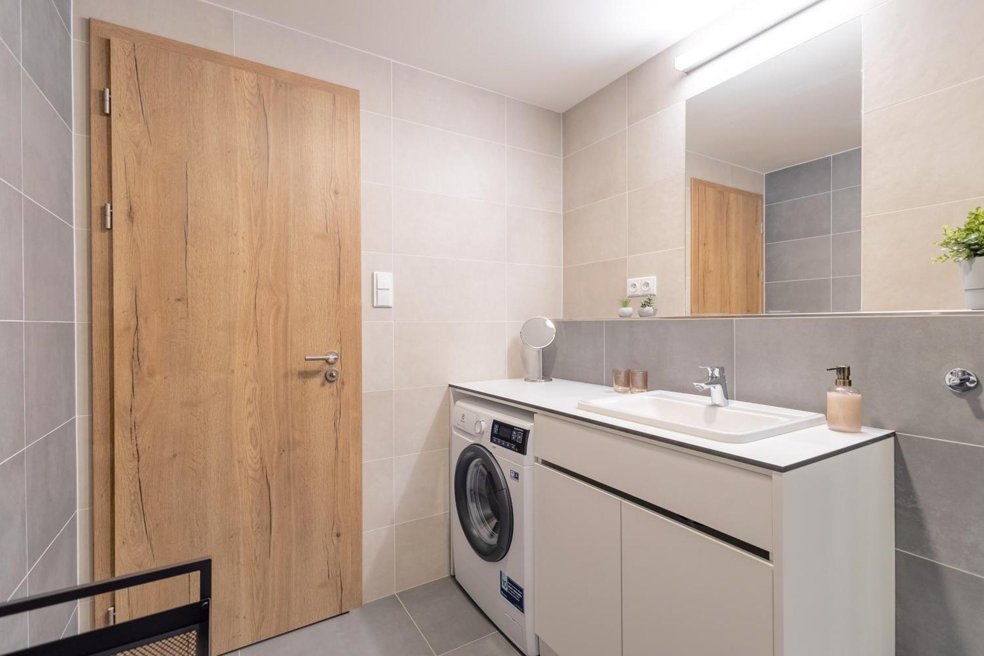 Bright 2Br - 8Th Floor, Balcony, Free Parking - By Gravity Prague Apartment Luaran gambar