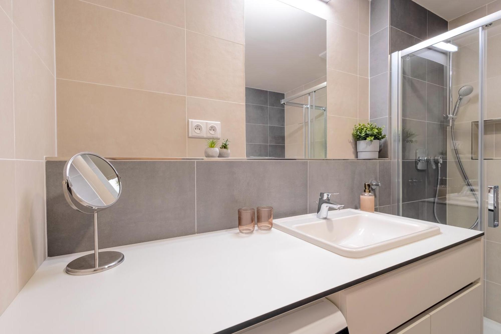Bright 2Br - 8Th Floor, Balcony, Free Parking - By Gravity Prague Apartment Luaran gambar