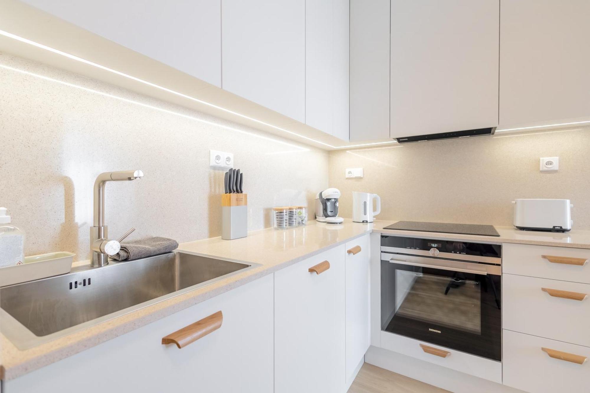 Bright 2Br - 8Th Floor, Balcony, Free Parking - By Gravity Prague Apartment Luaran gambar