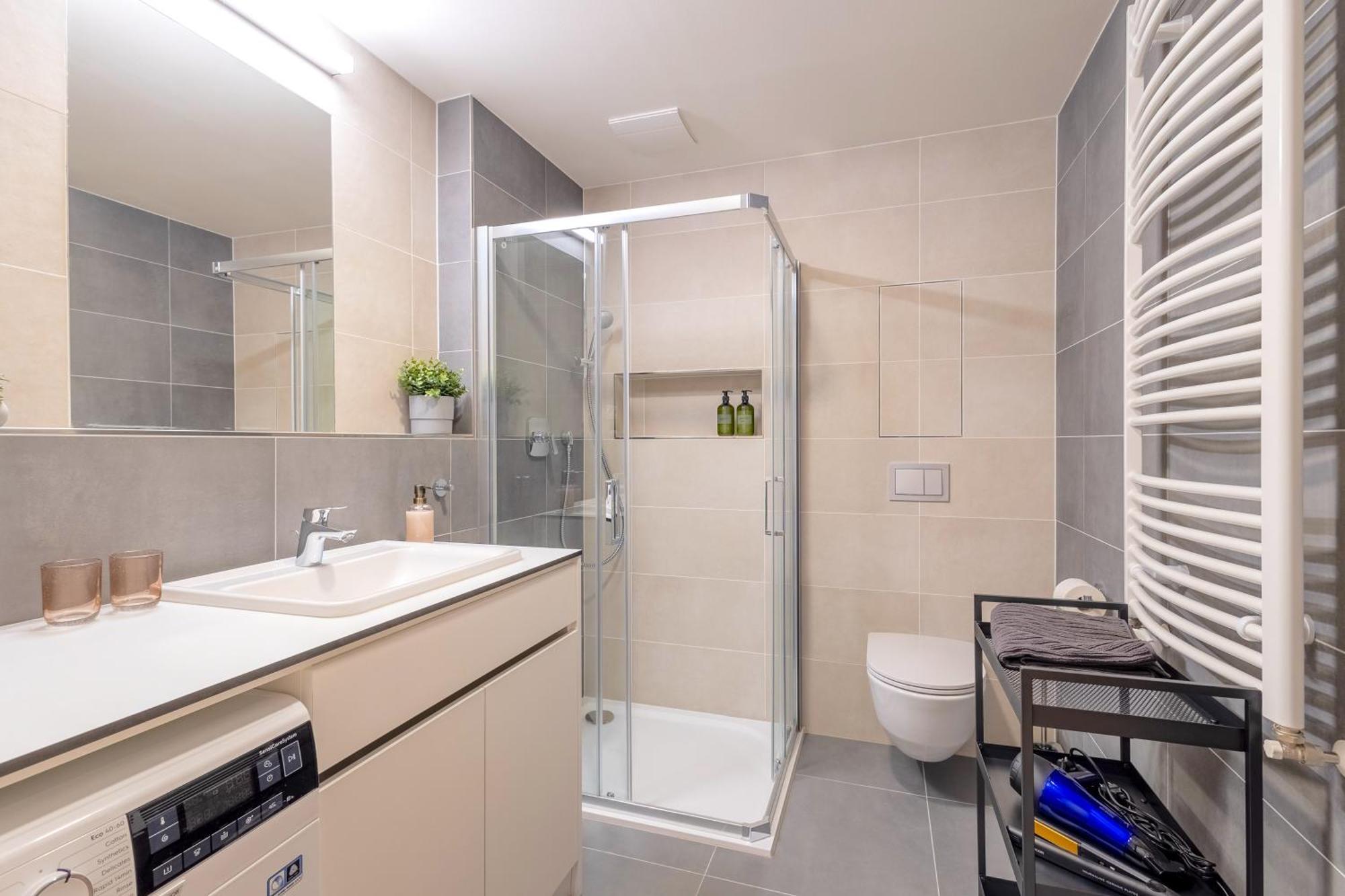 Bright 2Br - 8Th Floor, Balcony, Free Parking - By Gravity Prague Apartment Luaran gambar